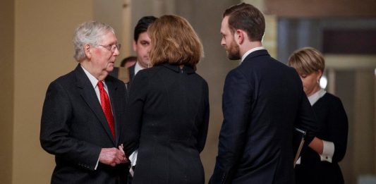 El Senado de Estados Unidos aprobó hoy de madrugada con el único apoyo de la mayoría republicana las reglas para el juicio político contra el presidente, Donald Trump