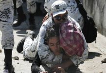 La Guardia Nacional intentó frenar el alud de gente con golpes y gases lacrimógenos. Posteriormente, arrestó a 402 personas que habían cruzado el río.