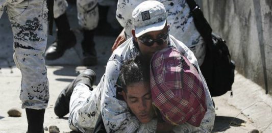 La Guardia Nacional intentó frenar el alud de gente con golpes y gases lacrimógenos. Posteriormente, arrestó a 402 personas que habían cruzado el río.