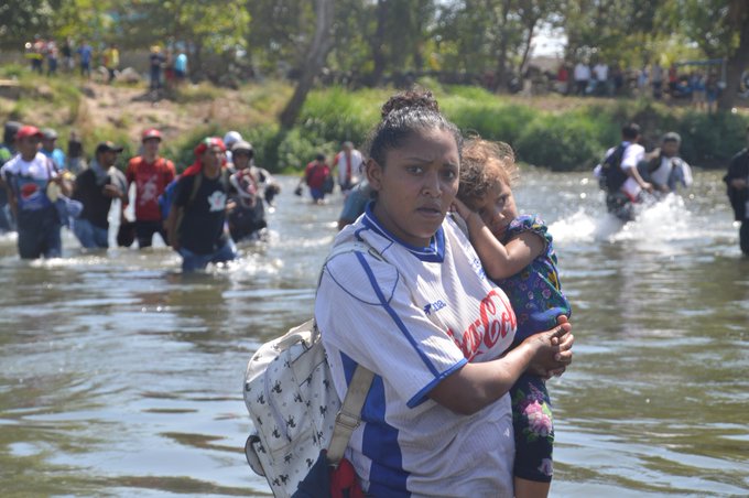 Las madres migrantes rechazaron la oferta del Instituto Nacional de Migraci&oacute;n (INM) de M&eacute;xico, que prometi&oacute; el acceso controlado de mujeres, menores de edad y otros grupos vulnerables.
