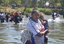 Las madres migrantes rechazaron la oferta del Instituto Nacional de Migración (INM) de México, que prometió el acceso controlado de mujeres, menores de edad y otros grupos vulnerables.