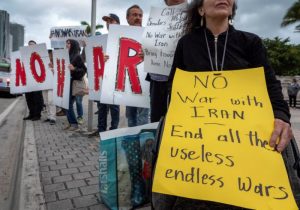 M&aacute;s de medio centenar de personas se manifestaron este jueves en Miami en favor de "la paz"