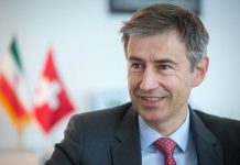 El viceministro de Exteriores, Abas Araqchí, dijo al embajador suizo, Markus Leitner, que "las declaraciones hostiles y amenazantes del presidente de EEUU son inaceptables y violan de modo completo las reglas internacionales".