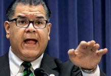 El exsenador estatal Martin Sandoval, del Partido Demócrata, se declaró culpable este martes de un cargo de soborno