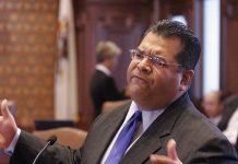 Exsenador estatal Martin Sandoval acusado de soborno y fraude en Illinois Martin Sandoval, exsenador estatal de Illinois, fue acusado formalmente este lunes por autoridades federales de un cargo de soborno y otro de fraude en los impuestos.