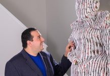 Los estudios o maquetas de las obras más conocidas del artista Mateo Blanco, quien crea su arte a partir de materiales artísticos no convencionales como maní, plumas, caramelos o naipes, se presentan a partir de este sábado