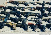 Mayoría de latinos en California apoya veto de armas para conductores con DUI El Senado de California estudia un proyecto de ley que revocaría el derecho de una persona a poseer un arma durante 10 años si ha sido condenado por dos o tres delitos menores.