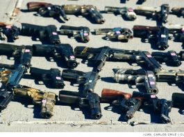 Mayoría de latinos en California apoya veto de armas para conductores con DUI El Senado de California estudia un proyecto de ley que revocaría el derecho de una persona a poseer un arma durante 10 años si ha sido condenado por dos o tres delitos menores.
