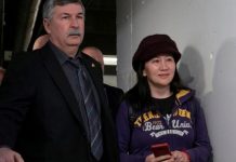 Abogados de directiva de Huawei dicen que caso es una maniobra de Washington La vista judicial para la extradición a Estados Unidos de Meng Wanzhou, directora financiera de Huawei, se inició este lunes en un tribunal canadiense con las alegaciones de los abogados de la acusada