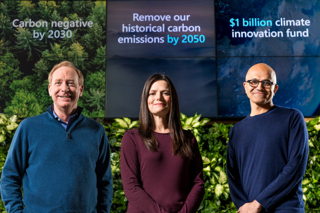 Presidente de Microsoft, Brad Smith, Jefe Financiera Amy Hood y el CEO Satya Nadella. (Foto Twitter)