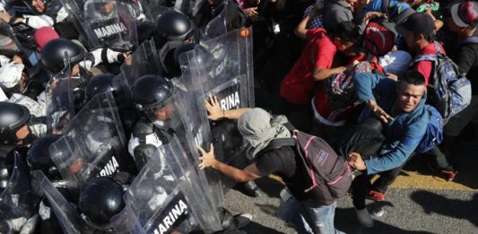 Tras el altercado, elementos de la Guardia Nacional mexicana, la Marina y autoridades migratorias cerraron el acceso del puente fronterizo Rodolfo Robles.