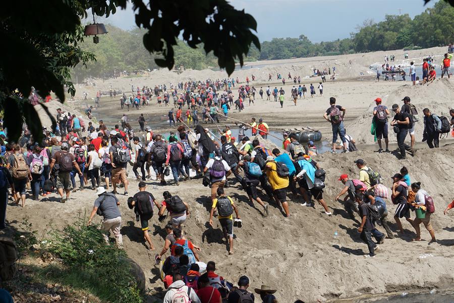 Migrantes centroamericanos, en su mayor&iacute;a hondure&ntilde;os, logran cruzar el r&iacute;o Such&iacute;ate que divide M&eacute;xico y Guatemala el pasado lunes, para internarse en territorio mexicano desde la Ciudad de Hidalgo, estado de Chiapas (M&eacute;xico).
