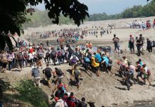 Migrantes centroamericanos, en su mayoría hondureños, logran cruzar el río Suchíate que divide México y Guatemala el pasado lunes, para internarse en territorio mexicano desde la Ciudad de Hidalgo, estado de Chiapas (México).