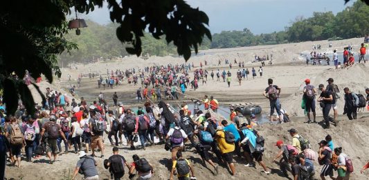 Migrantes centroamericanos, en su mayoría hondureños, logran cruzar el río Suchíate que divide México y Guatemala el pasado lunes, para internarse en territorio mexicano desde la Ciudad de Hidalgo, estado de Chiapas (México).