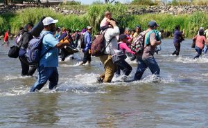 Andr&eacute;s Manuel L&oacute;pez Obrador, defendi&oacute; este martes que la Guardia Nacional mexicana respet&oacute; los derechos humanos de los 402 migrantes que fueron arrestado tras entrar el lunes de forma irregular a M&eacute;xico desde Guatemala a trav&eacute;s del r&iacute;o Suchiate.