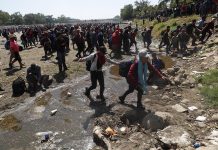El Gobierno de México avisó este lunes que arrestará y deportará a los integrantes de la caravana de migrantes que entraron en las últimas horas y forma irregular el país cruzando el río Suchiate