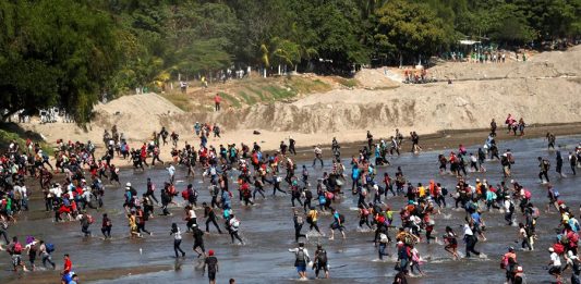 Algunos de ellos ya están logrando cruzar hacia el lado mexicano, sin que las autoridades mexicanas puedan contener por completo el flujo.