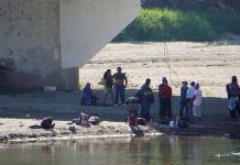 Aunque su entrada en México estaba prevista para este domingo, miembros de la caravana migrante en la frontera de Guatemala anunciaron que postergarían su cruce hasta la mañana del lunes porque aún esperan a otros compañeros