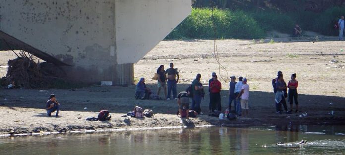 Aunque su entrada en México estaba prevista para este domingo, miembros de la caravana migrante en la frontera de Guatemala anunciaron que postergarían su cruce hasta la mañana del lunes porque aún esperan a otros compañeros