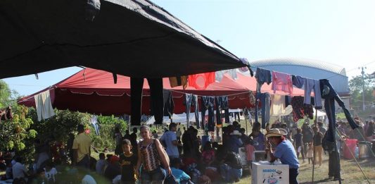 Miles de centroamericanos de la caravana migrante aguardan este domingo en campamentos a lo largo de la frontera de Guatemala con México