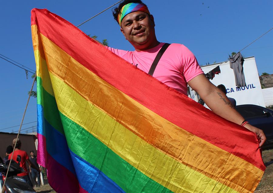 Migrantes homosexuales y trans piden ayuda a la comunidad LGBT de M&eacute;xico.