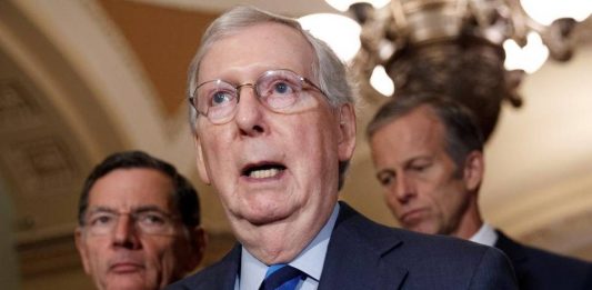 El líder de la mayoría republicana en el Senado, Mitch McConnell, propuso este lunes un calendario comprimido para el juicio político al presidente Donald Trump