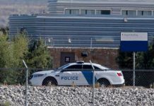 Médico dice que inmigrantes reciben atención sanitaria en centros detención El médico asesor, quien supervisa todos los centros de detención que la Patrulla Fronteriza tiene desde California hasta Texas, dijo que están fijados varios pasos a seguir para determinar si un indocumentado requiere asistencia médica.