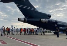México deporta 329 hondureños capturados en la frontera en las últimas horas Con este tercer vuelo, del que se informó este miércoles, suman ya 329 personas de Honduras que han sido retornadas a su país de origen en las últimas 24 horas.