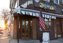 El alcalde Bill de Blasio, Neir's Tavern se salvó del desahucio, pero no sucedió lo mismo con la familia latina que vive justo encima.