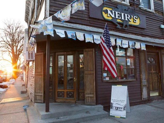 El alcalde Bill de Blasio, Neir's Tavern se salv&oacute; del desahucio, pero no sucedi&oacute; lo mismo con la familia latina que vive justo encima.