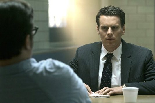 Netflix anula contratos de actores de "Mindhunter" pero no cancela la serie Ante la imposibilidad de estar pendiente de ambos proyectos, la plataforma ha decidido que Fincher trabaje en la cinta, que se titulará "Mank", y deje a un lado la serie televisiva.
