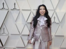 Actriz Awkwafina anuncia las paradas de una línea de metro de Nueva York La actriz estadounidense Nora Lum, más conocida como Awkwafina, puso su voz a los anuncios de las estaciones de la línea 7 del metro de Nueva York
