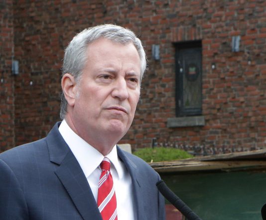 Bill de Blasio, aseguró que se ha coordinado con los mandos de la Policía de Nueva York para "estar vigilantes" y proteger localizaciones clave de la ciudad.