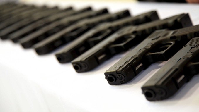 La propuesta contempla que todas las partes de las armas tengan un número de serie y solo se puedan obtener en tiendas con licencia.