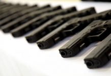 Nueva York prohibirá comprar por internet componentes para construir armas La propuesta contempla que todas las partes de las armas tengan un número de serie y solo se puedan obtener en tiendas con licencia.