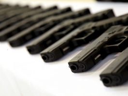 La propuesta contempla que todas las partes de las armas tengan un número de serie y solo se puedan obtener en tiendas con licencia.