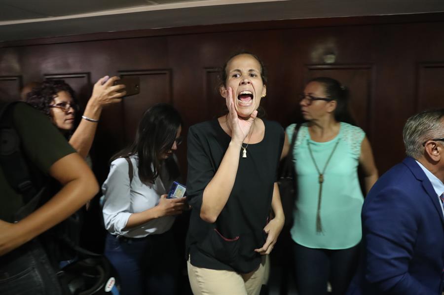 El Parlamento de Venezuela vivió una caótica jornada marcada por la violencia y el enfrentamiento entre dos directivas.