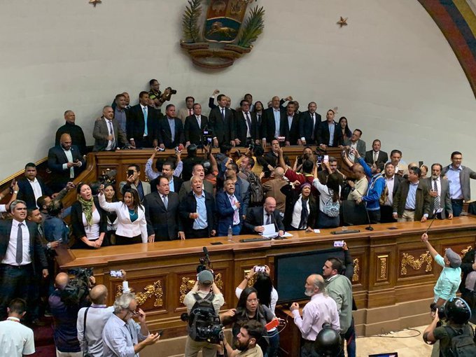 El Parlamento de Venezuela vivió una caótica jornada marcada por la violencia y el enfrentamiento entre dos directivas.