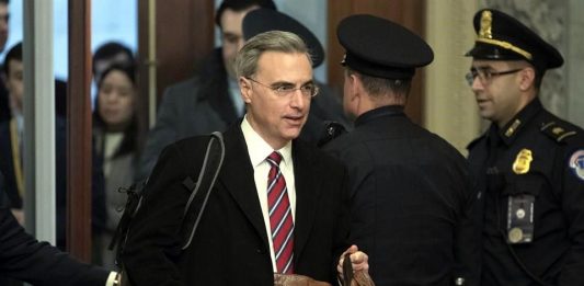 "Es hora de que esto acabe aquí y ahora", subrayó Pat Cipollone, líder del equipo de defensa del presidente Trump en su intervención en el Senado.