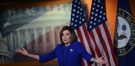 Hasta ahora la presidenta de la Cámara Baja ha retrasado la entrega de las acusaciones políticas contra Trump, con el argumento de que necesitaba conocer las normas que regirán el juicio político, que deberá establecer el Senado.
