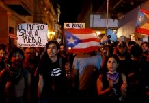 Protestan pacíficamente para pedir dimisión de la gobernadora de Puerto Rico Cientos de personas protestaron pacíficamente este martes para pedir la dimisión de la gobernadora de Puerto Rico, Wanda Vázquez