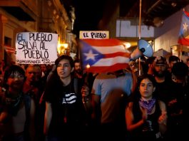 Protestan pacíficamente para pedir dimisión de la gobernadora de Puerto Rico Cientos de personas protestaron pacíficamente este martes para pedir la dimisión de la gobernadora de Puerto Rico, Wanda Vázquez