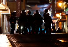 Policía lanza gases lacrimógenos en Puerto Rico para dispersar manifestantes La Policía puertorriqueña lanzó este jueves gases lacrimógenos para dispersar a las personas que se manifestaban en San Juan para pedir la dimisión de la gobernadora Wanda Vázquez