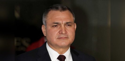 Medios mexicanos informaron que García Luna, quien es acusado de traficar droga y recibir sobornos del Cártel de Sinaloa, negocia un acuerdo con el Departamento de Justicia de Estados Unidos para evitar el juicio.