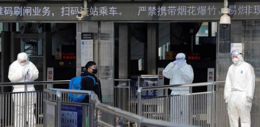 Las autoridades sanitarias chinas informaron hoy de la primera víctima mortal causada por el coronavirus de Wuhan en la capital del país, Pekín
