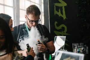 La Administración de Alimentos y Medicamentos de EE.UU. prohibió este jueves la venta de cartuchos para cigarrillos electrónicos con sabores a frutas y menta en un intento por reducir su uso entre niños y jóvenes.