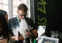 La Administración de Alimentos y Medicamentos de EE.UU. prohibió este jueves la venta de cartuchos para cigarrillos electrónicos con sabores a frutas y menta en un intento por reducir su uso entre niños y jóvenes.