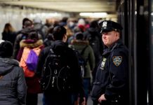 El metro de Nueva York se vio afectado este viernes por una jornada de protestas en la que participaron cientos de personas organizada por un grupo antisistema