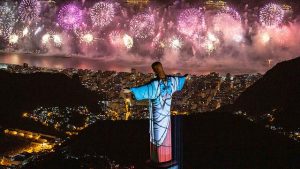 La emblem&aacute;tica ciudad brasile&ntilde;a de R&iacute;o de Janeiro cerr&oacute; el 2019 con un nuevo r&eacute;cord en su tradicional fiesta de A&ntilde;o Nuevo, con las 2,9 millones de personas que se dieron cita en la ic&oacute;nica playa de Copacabana