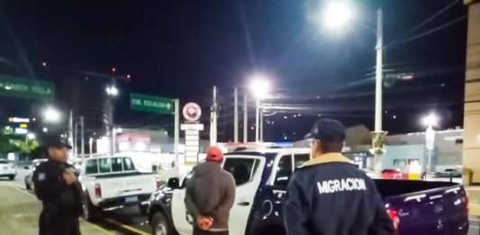 Un hombre identificado como Raúl Antonio Ventura Juárez fue enviando este jueves a prisión por supuestamente ser uno de los organizadores de una caravana de migrantes que el pasado lunes partió de la capital de El Salvador rumbo a Estados Unidos.